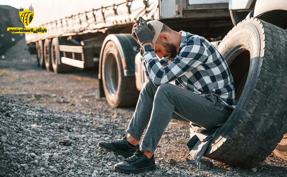 تصویر راننده نشسته بر روی لاستیک
